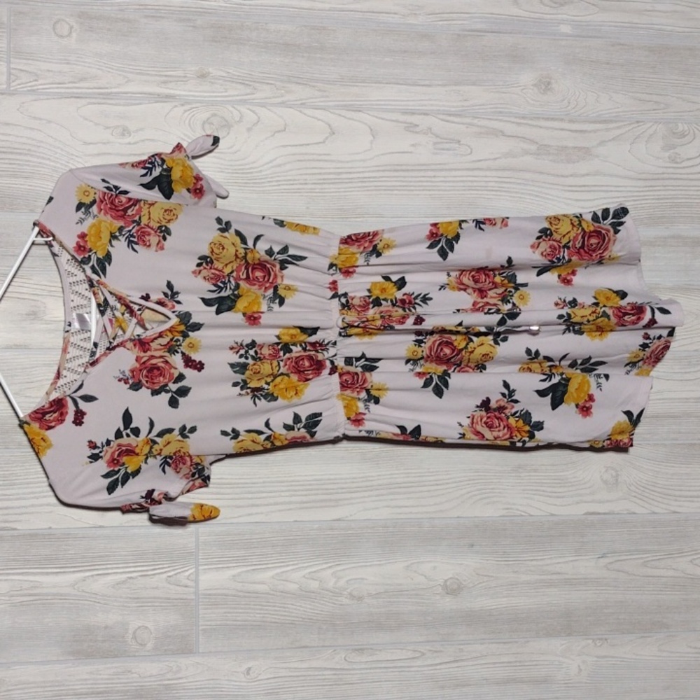 ✴️3 for $15: Floral Dress W/ Lacey Detail